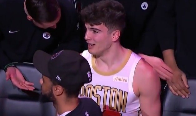 小伙子挺勇猛！28号秀冈萨雷斯抢断反击一打二 大回环上篮反超！